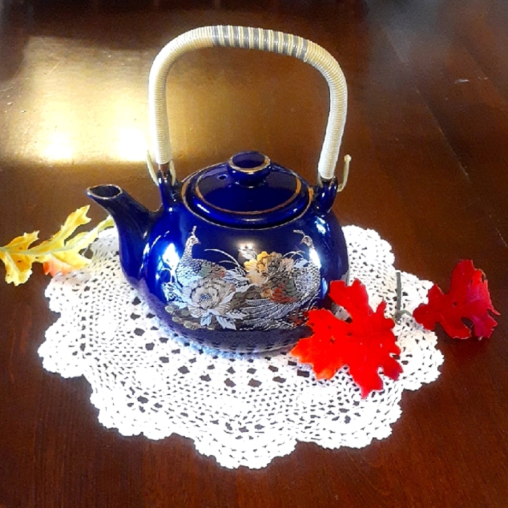 Beautiful Cobalt Blue Asian Decorated Peacocks 20 Oz (2.5Cps)Teapot with Bamboo